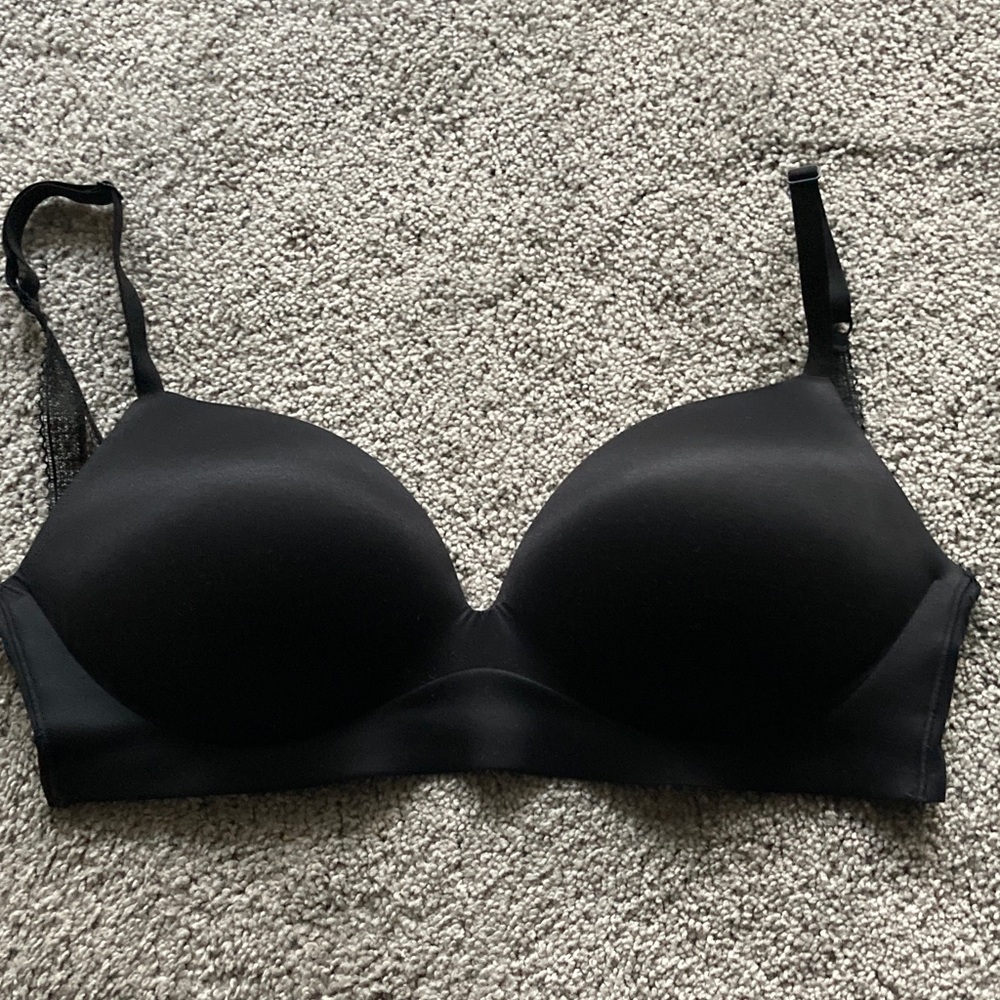 Black Victoria's Secret Wireless Convertible Bra